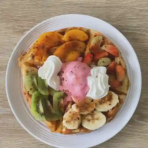 Waffle durazno fresa kiwi banano