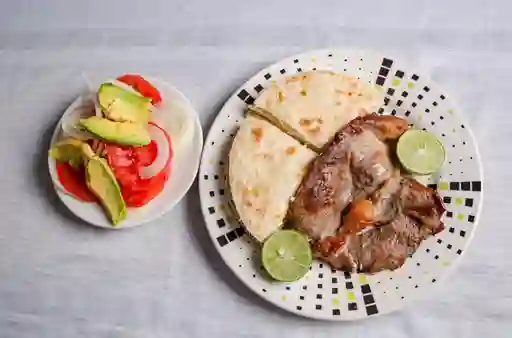 Cerdo a la Plancha con Arepa y Ensalada