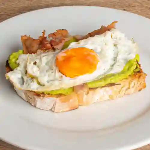 Tosta de Guacamole, Tocineta y Huevo
