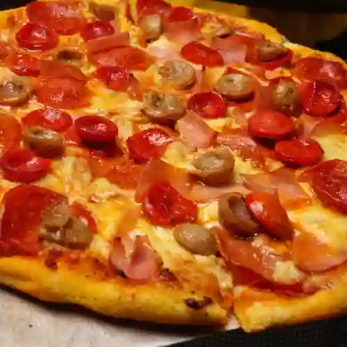 Pizza Mediana Cuatro Carnes