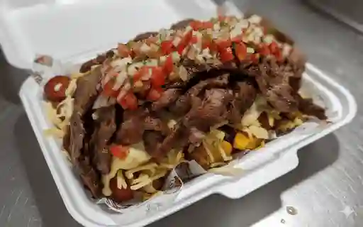 Salchipapa con Carne Asada