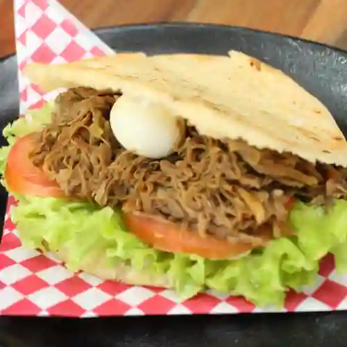 Arepa con Carne Desmechada