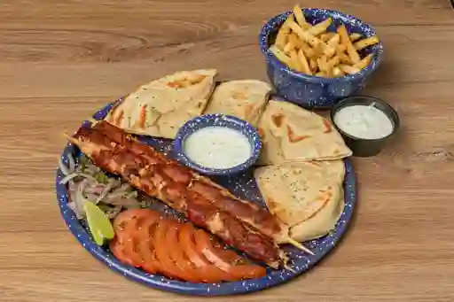 Brochetas y acompañamiento