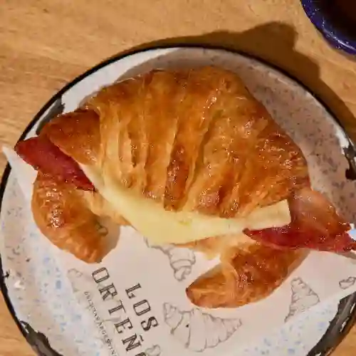 Medialuna Queso y Tocineta