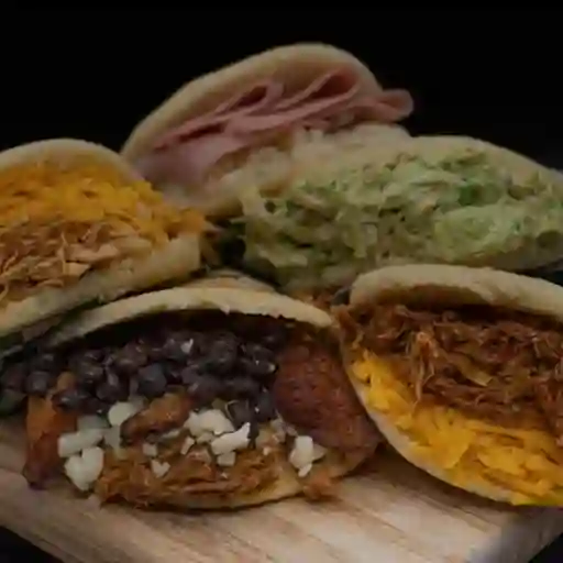 Arepa con jamón y queso