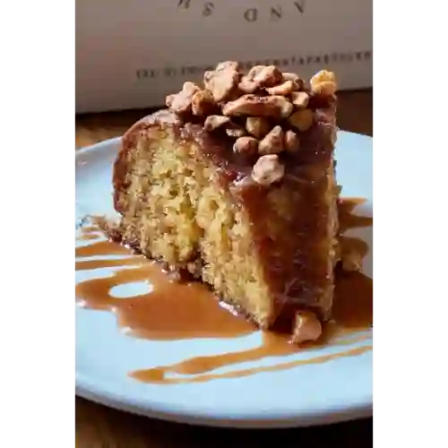 Porción Torta de Naranja con Caramelo Salado y Macadamia