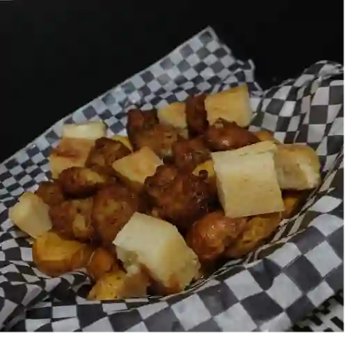 Chorizo Casero con Papa Amarilla y Arepa
