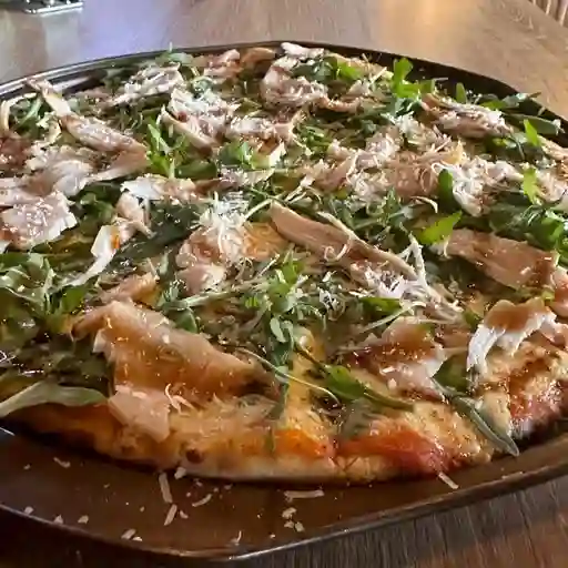 Pizza de jamon de pavo y rugula