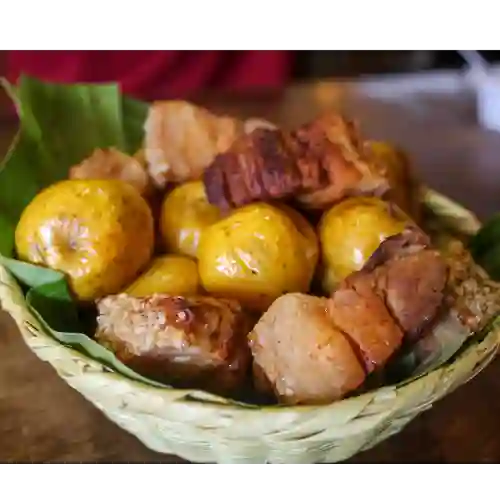 Papa Criolla con Chicharrón
