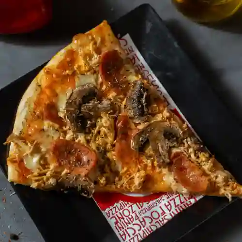 Pizza por Porción de Chorizo, Queso y Champiñones