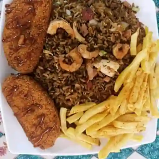 Combo arroz + pechuga apanada y papas