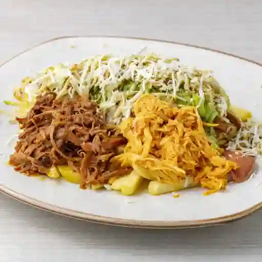 Salchipapa Criolla Mixta Carne y Pollo Desmechado