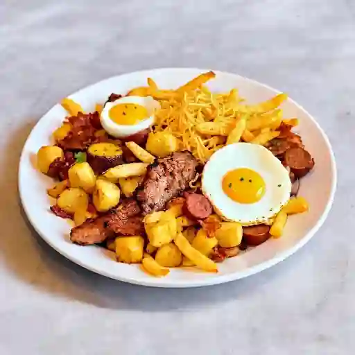 Salchipapa. 2 para 2 o 3 personas