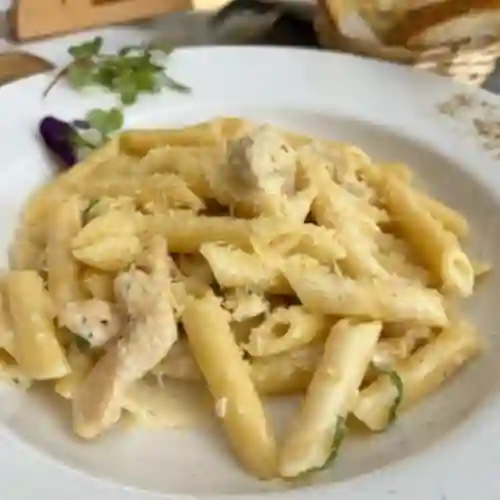 Pasta Alfredo con Pollo