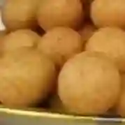 Buñuelo pequeño relleno de arequipe