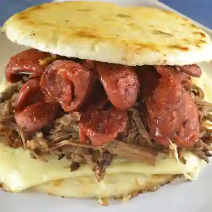 Arepa mixta de carne con chorizo