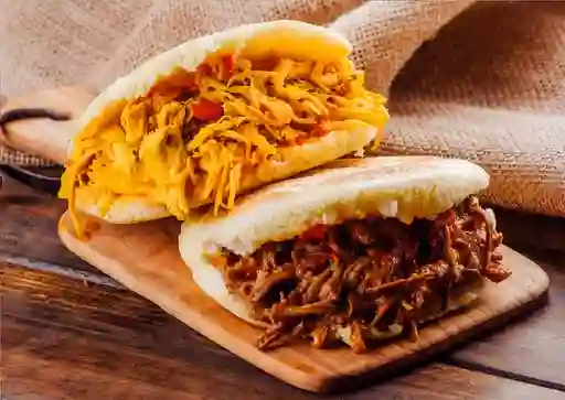 Arepa de Carne y Pollo