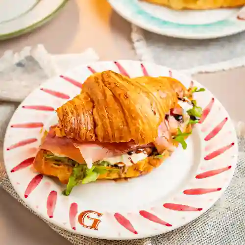 Croissant burrata y serrano