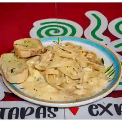 Fettuccine con Pollo Desmechado