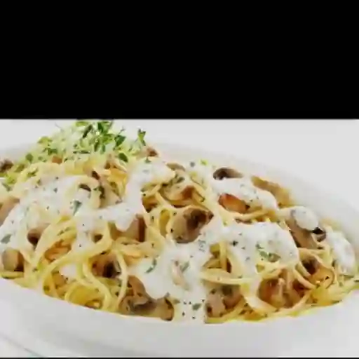 Spaguettis Con Pollo y Salsa de Champiñones