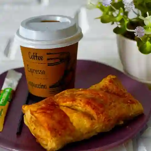 Pastel de Pollo+café con Leche