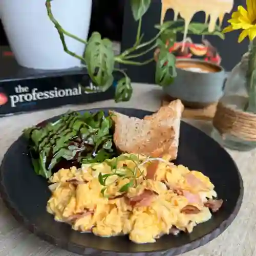 Huevos Revueltos con Jamon y Queso