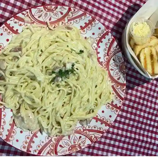 Pastas con salsa carbonara y pollo
