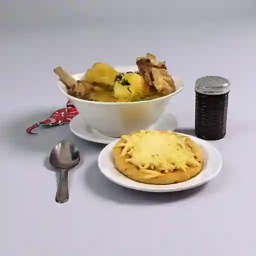 Caldo de Costilla y Arepa con Queso