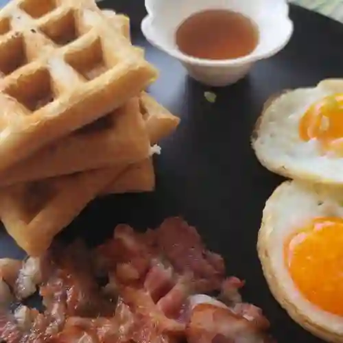 Waffles con Huevo y Tocineta