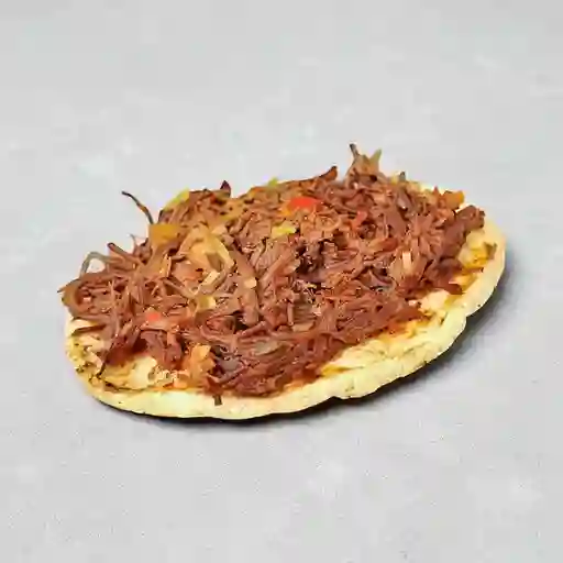 Arepa con Carne Desmechada