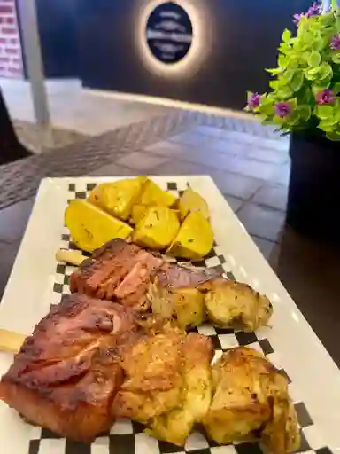 Pincho de pollo con costilla ahumada