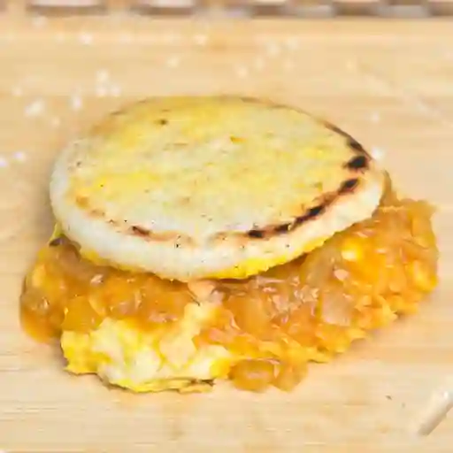 Arepa con Pollo y Salsa Criolla