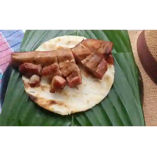Arepa con Chicharrón Carnudo