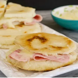 Arepa de Jamon y Queso