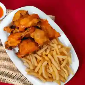 1/2 Pollo frito con papas a la francesa.