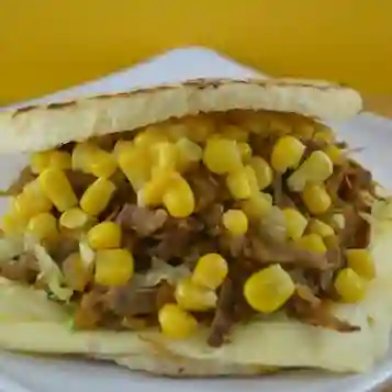 Arepa de carne con maíz