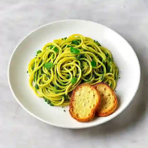 Espaguetis en salsa pesto