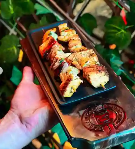 Pincho costilla ahumada con piña