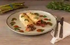 Crepes de Lomo a la Pimienta y Esparragos
