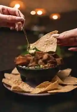 Guacamole con Chicharron y Totopos