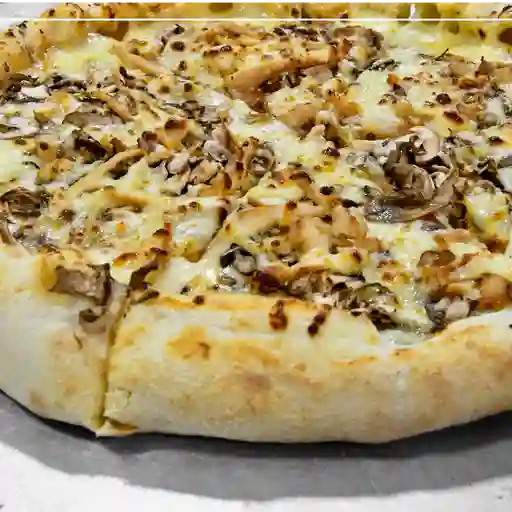 Pizza personal de pollo y champiñones