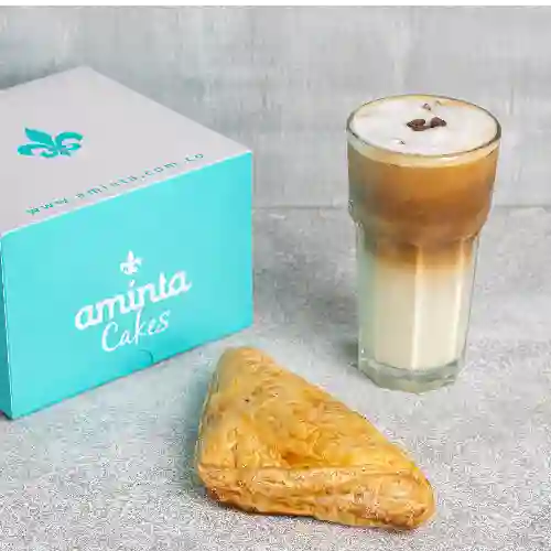 Pastel de Pollo + Latte Frio