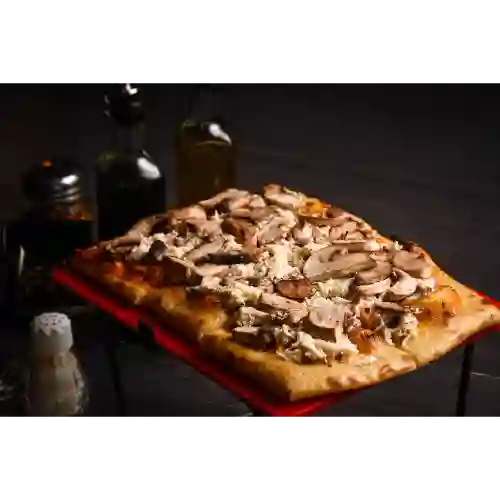 Pizza de pollo con champiñones + bebida