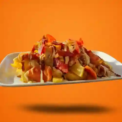Salchipapa con Tocineta