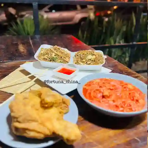 Caja pequeña pollo y spaguetti