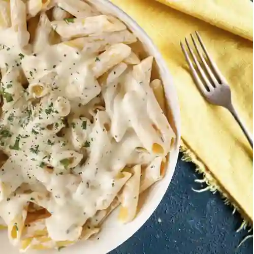 Pasta Alfredo con Tocineta