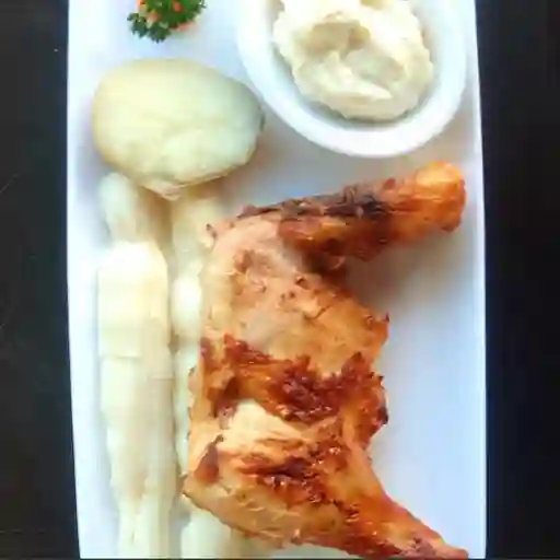 Porción de pollo muslo papa y bollo
