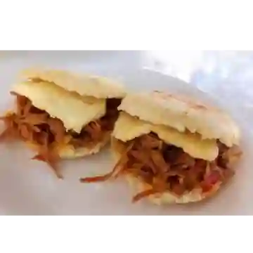 Arepas Rellenas de Carne Desmechada
