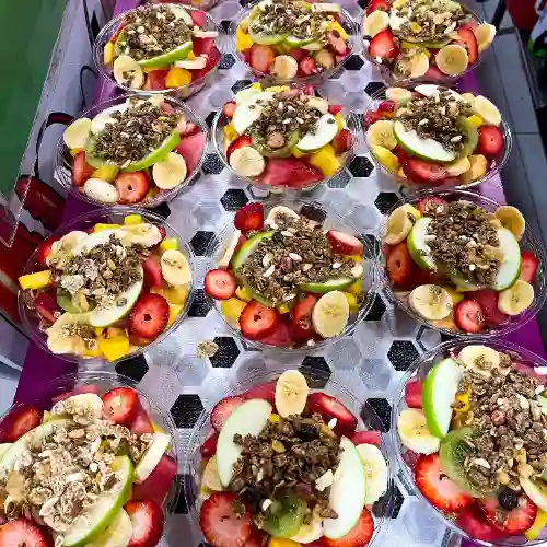 Ensalada de Fruta con Yogurt y Granola