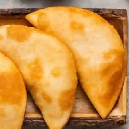 Mega Empanada de Queso y Plátano